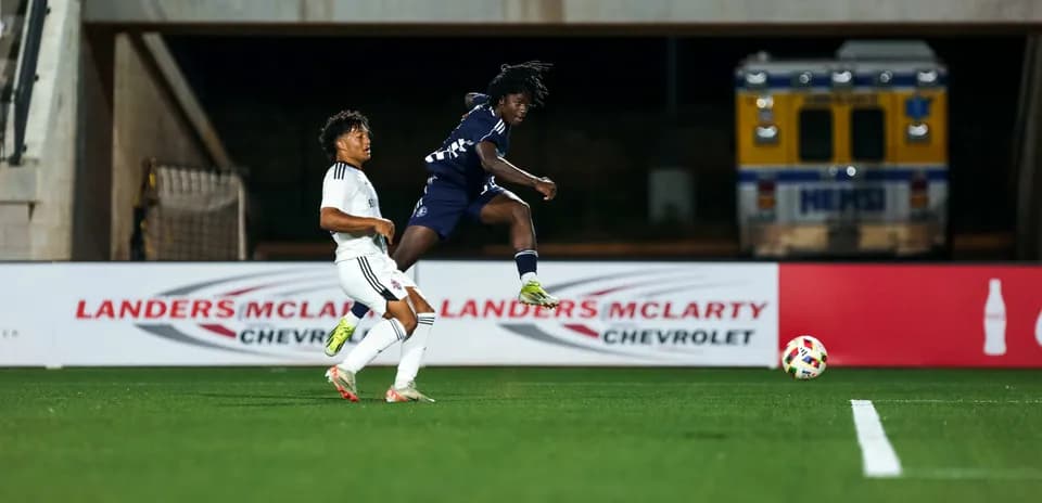 Jugador salta durante el partido de fútbol