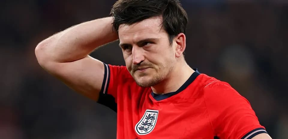 Jugador de Inglaterra con camiseta roja tocándose la cabeza