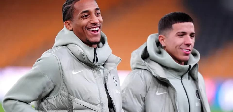 Dos jugadores de Chelsea sonriendo en el campo