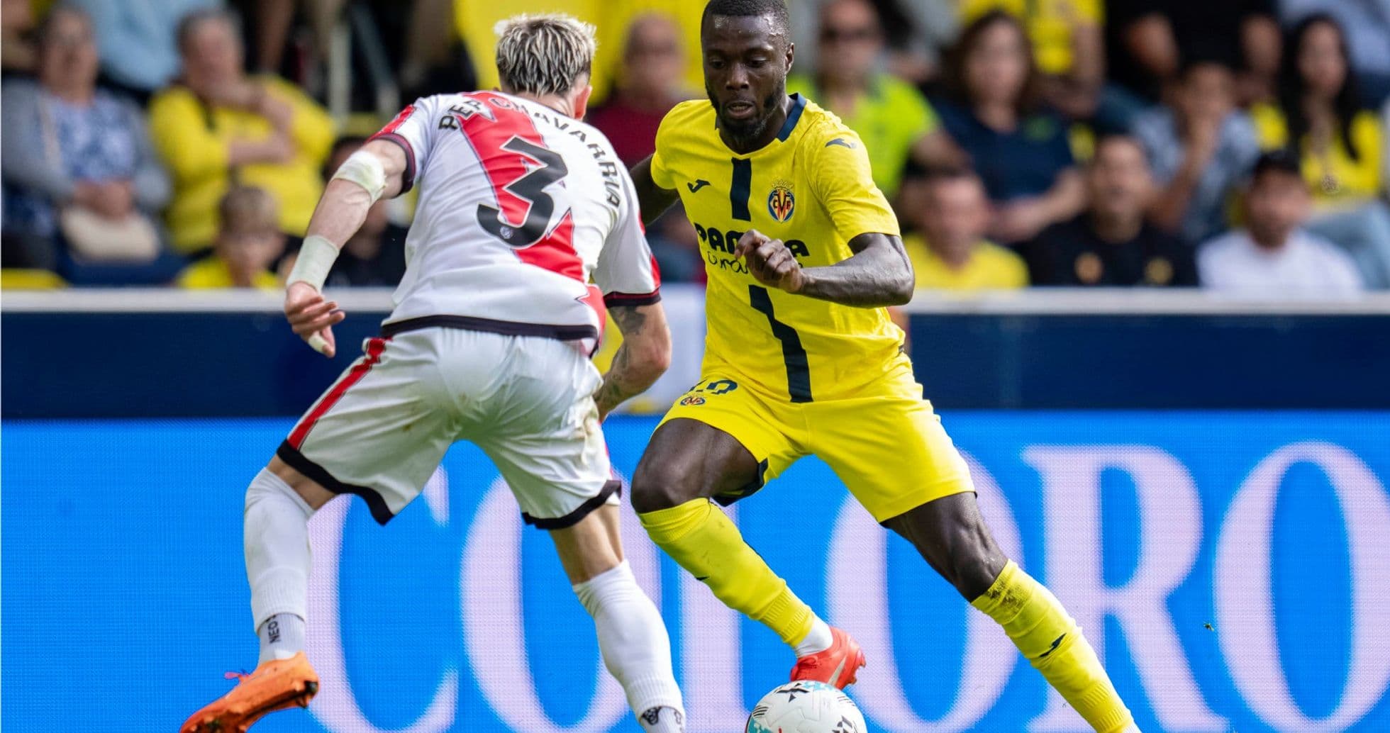 Jugador de Villarreal driblando a un defensor
