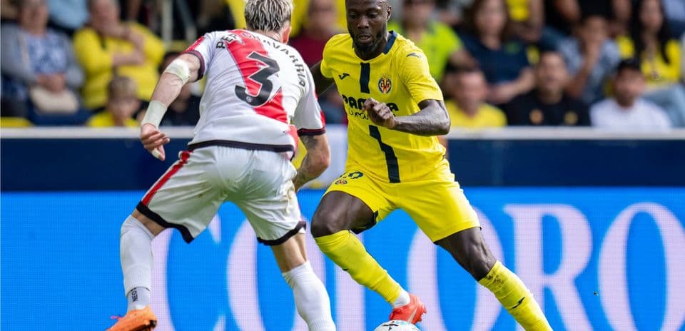 Jugador de Villarreal driblando a un defensor