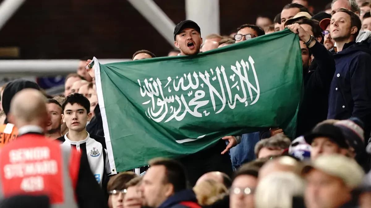 Afanático sostiene una bandera de Arabia Saudita en el estadio