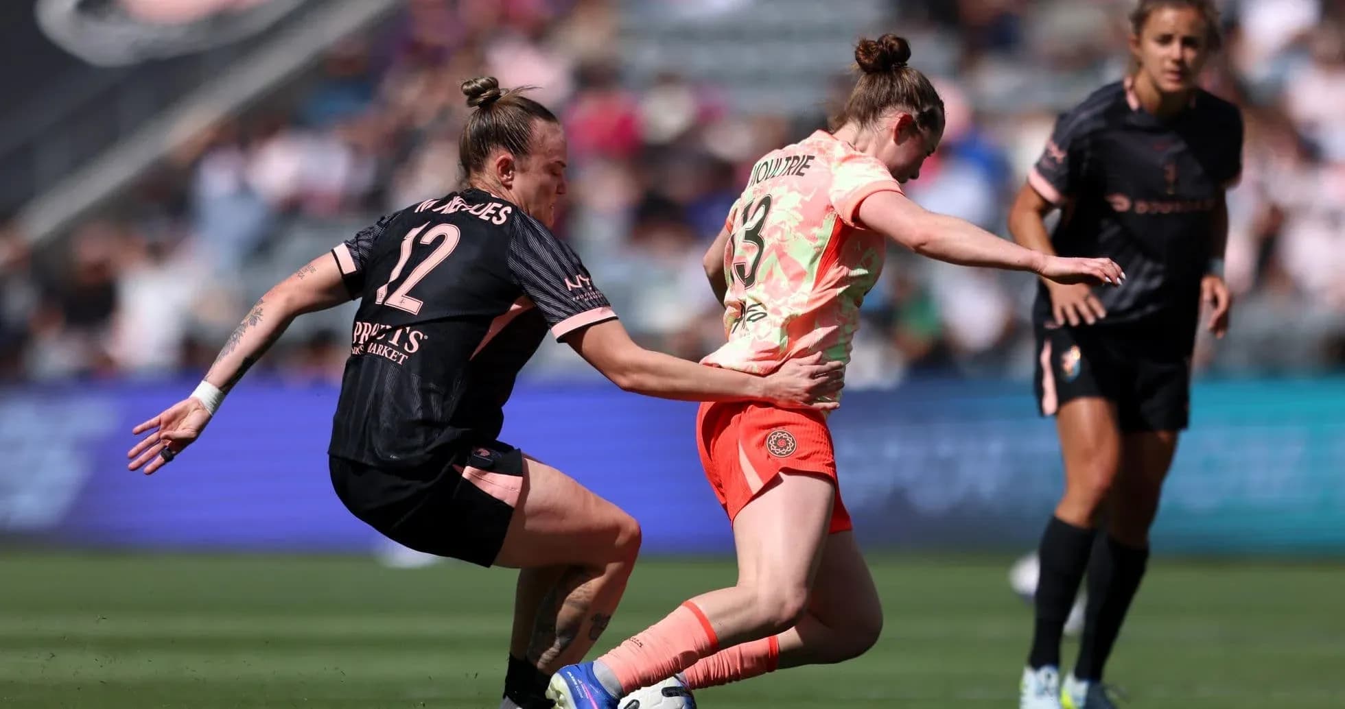 Jugadora de Portland Thorns W driblando a oponente
