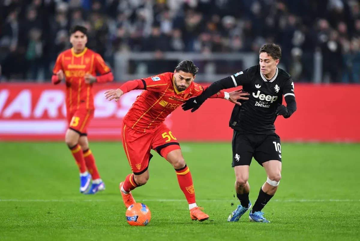 Jugador de Lecce luchando por el balón
