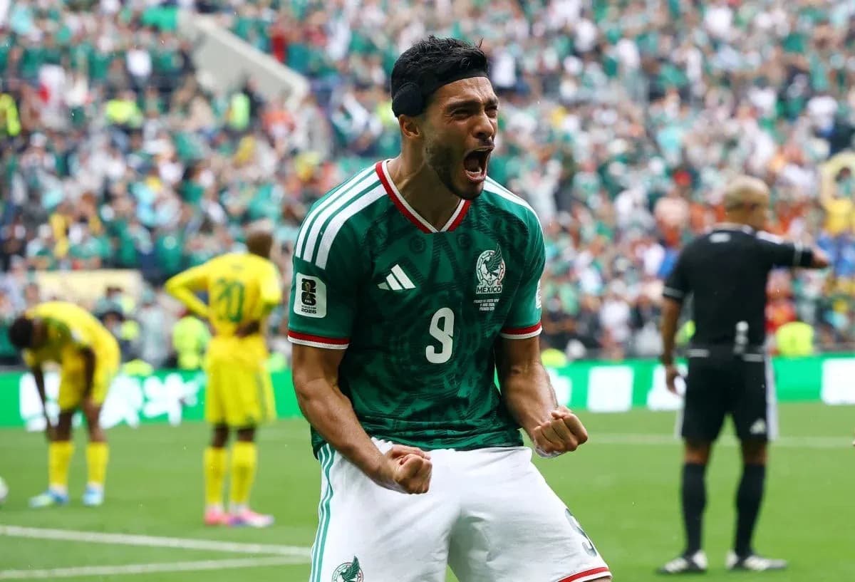 Jugador mexicano celebra un gol en el estadio Jugador mexicano celebra un gol en el estadio