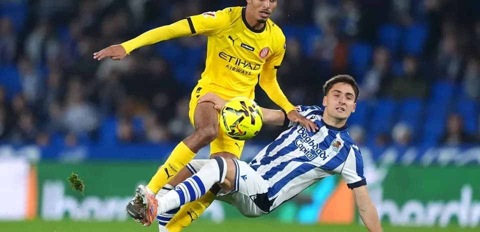 Jugadores de Girona y Real Sociedad en acción