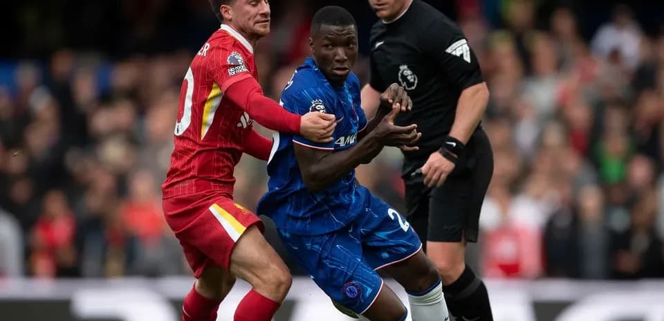 Jugador de Liverpool y Chelsea luchando por el balón