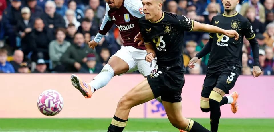 Jugador de Aston Villa disparando durante el partido