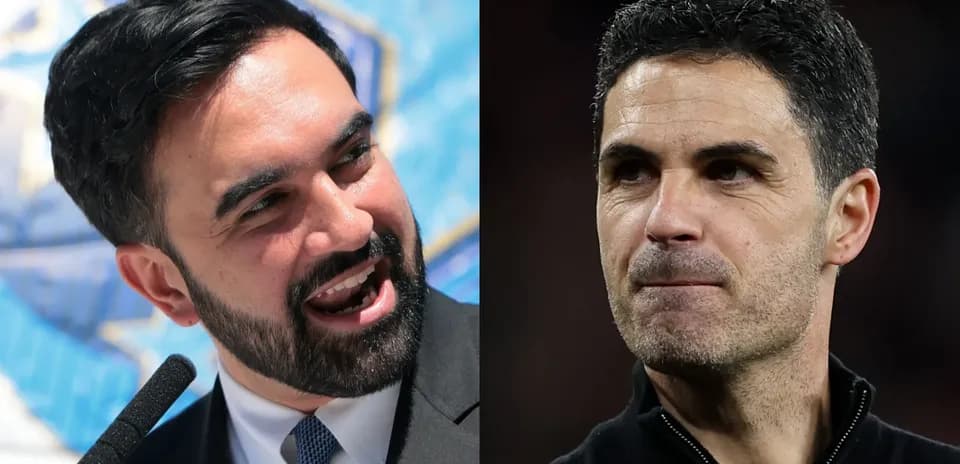 Dos hombres en conferencia, uno hablando y otro escuchando