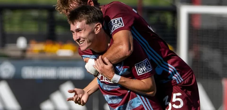 Jugadores celebrando un gol del Colorado Rapids II