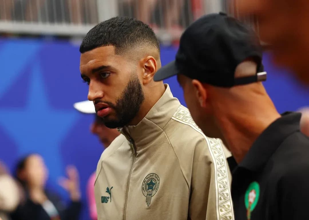 Jugador con chaqueta hablando antes del partido
