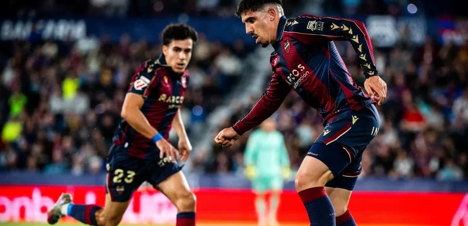 Jugadores de Levante durante el partido contra Osasuna