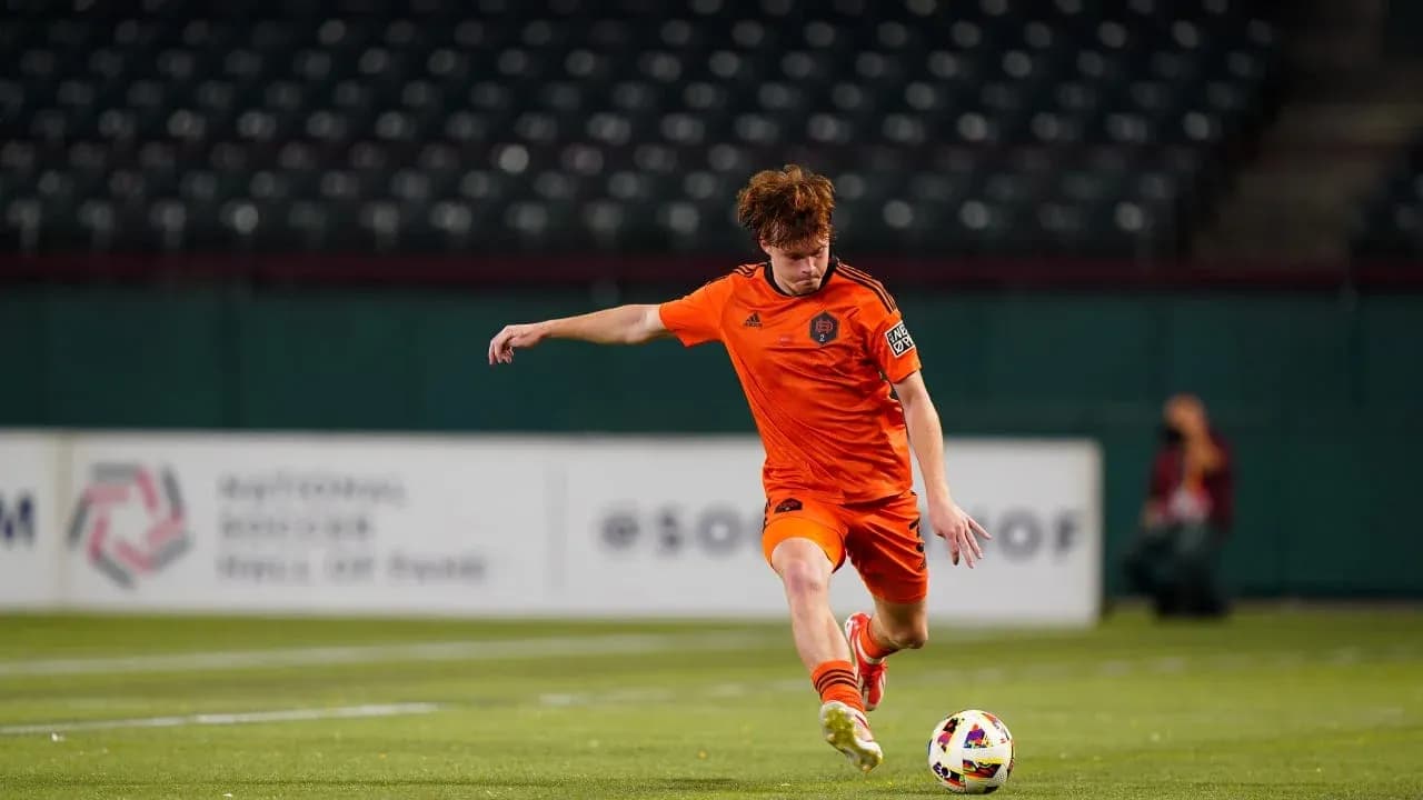 Jugador de Houston Dynamo FC II en acción