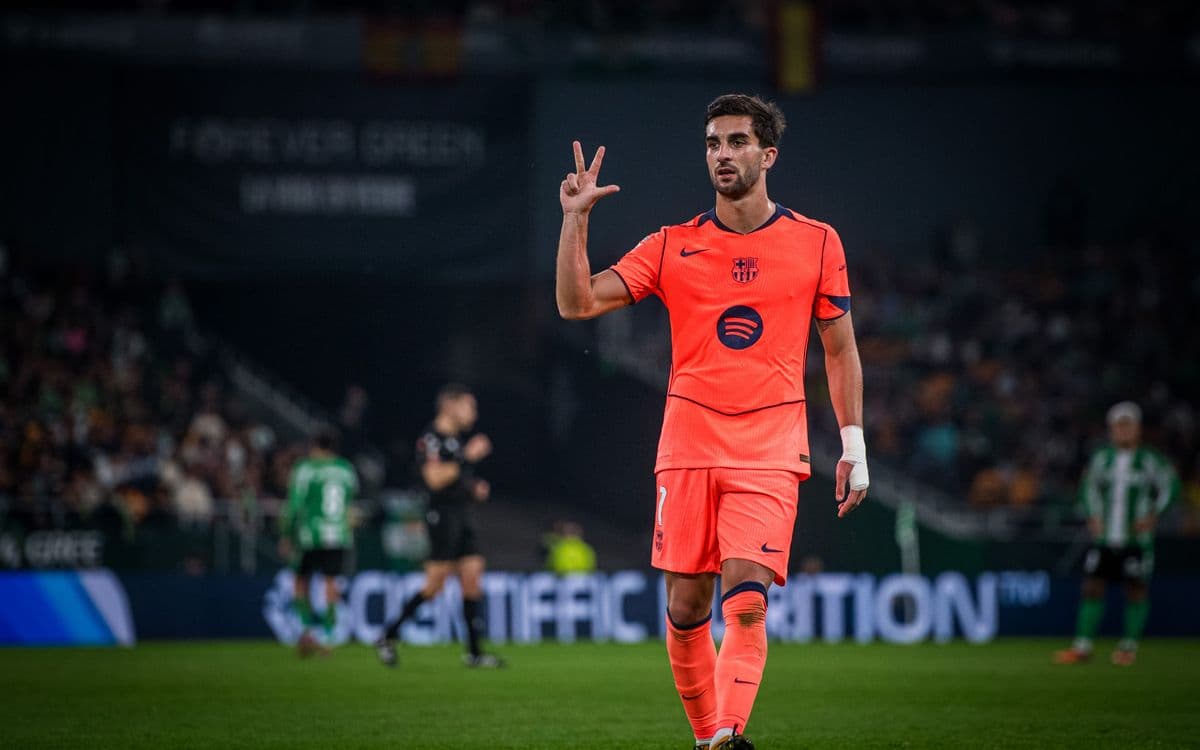 Jugador del Barcelona señalando en el partido