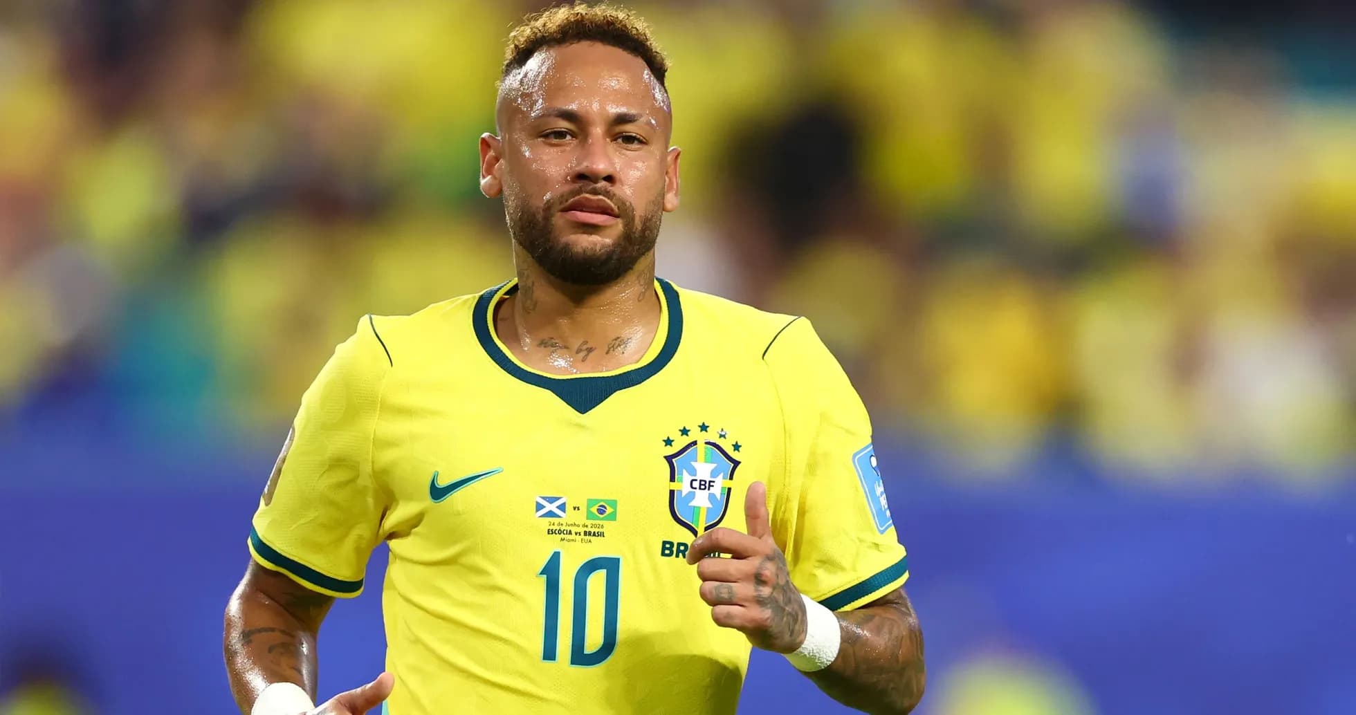 Neymar corriendo con la camiseta de Brasil en el campo