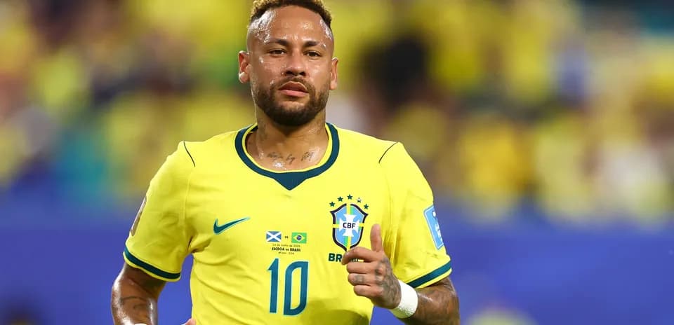 Neymar corriendo con la camiseta de Brasil en el campo