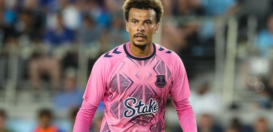 Portero con uniforme rosa durante un partido de fútbol