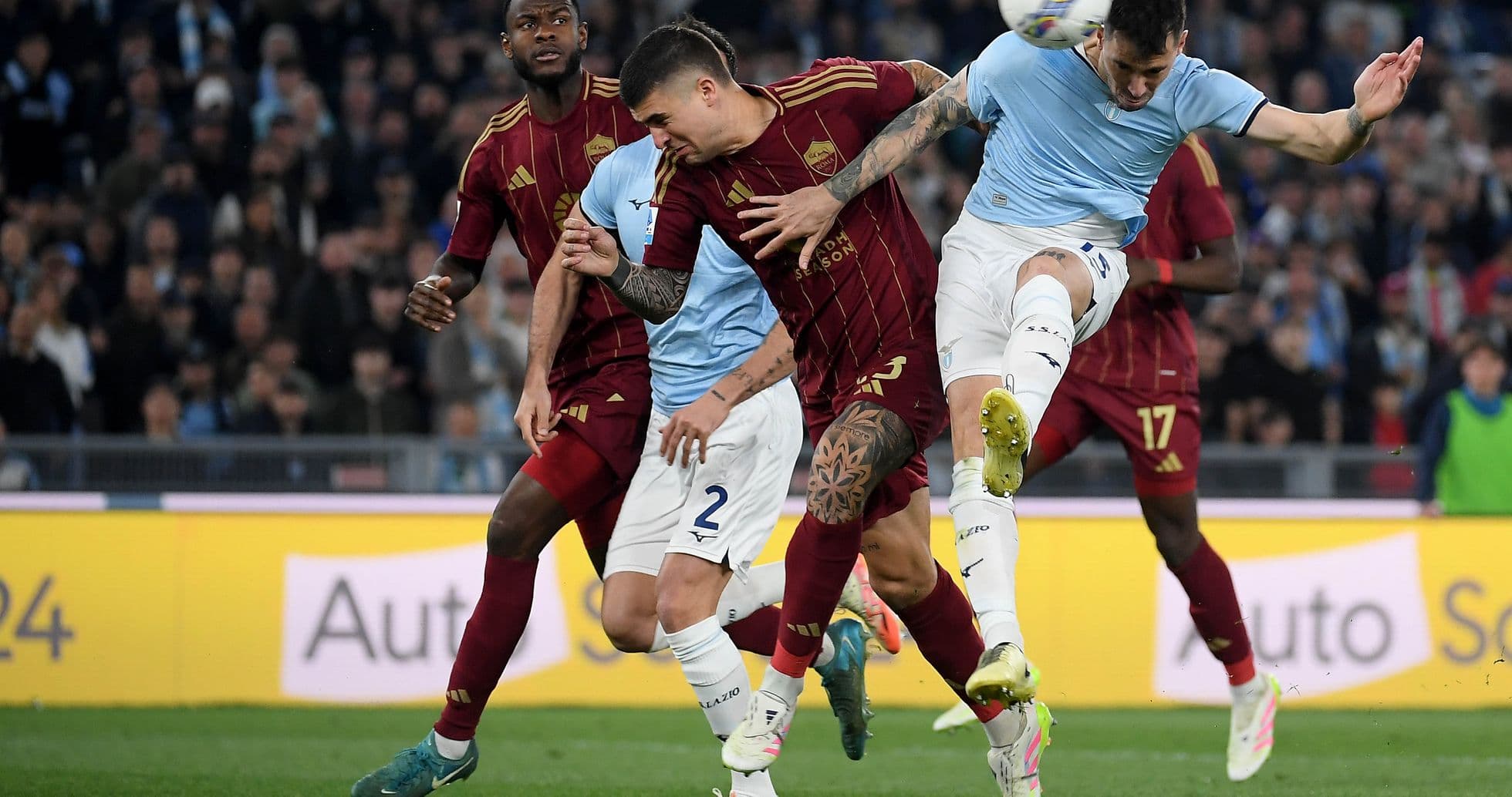 Jugadores de Roma y Lazio en acción