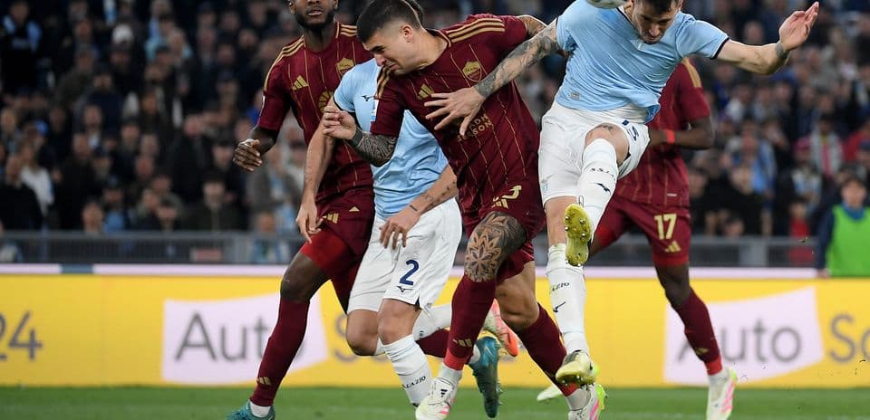 Jugadores de Roma y Lazio en acción