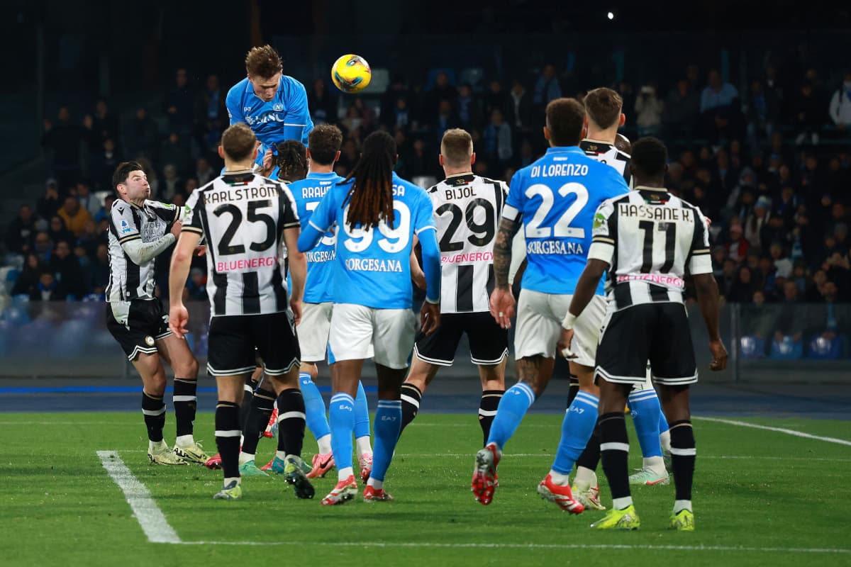 Jugador de Napoli saltando en un tiro libre