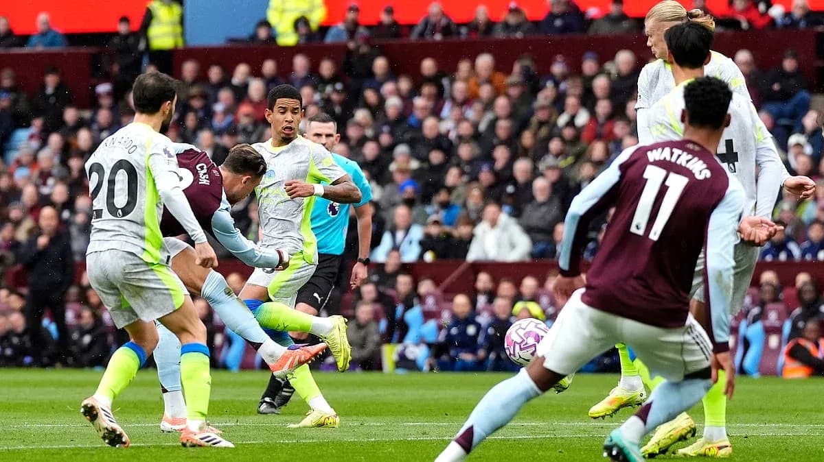 Acción del partido entre Manchester City y Aston Villa