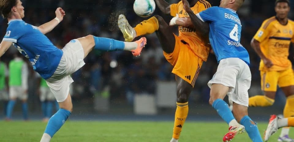 Acción de juego entre Pisa y Napoli