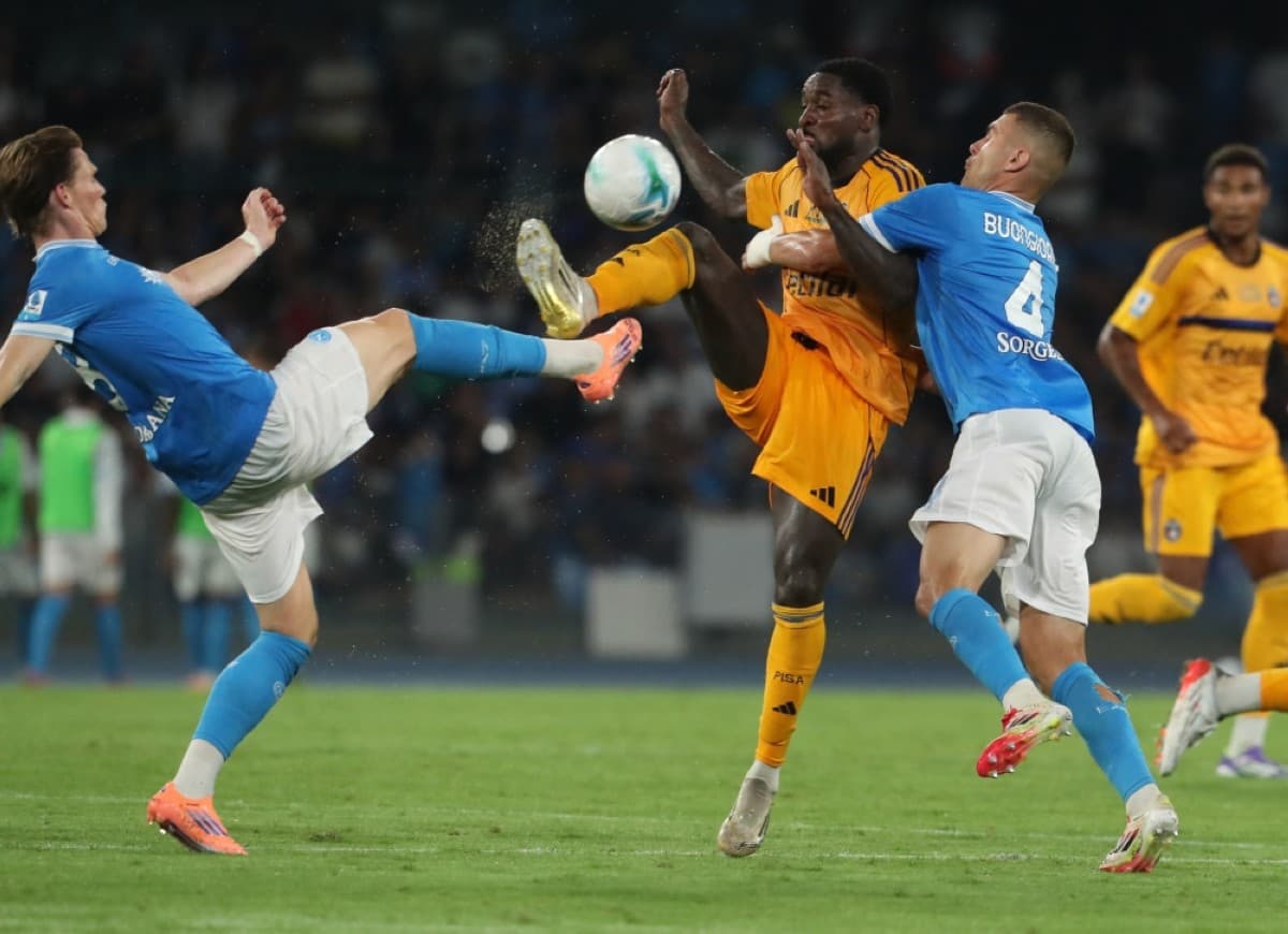 Acción de juego entre Pisa y Napoli