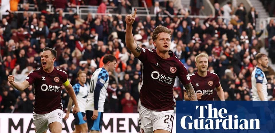 Jugador de Hearts celebra un gol en el estadio