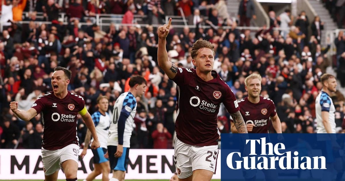 Jugador de Hearts celebra un gol en el estadio