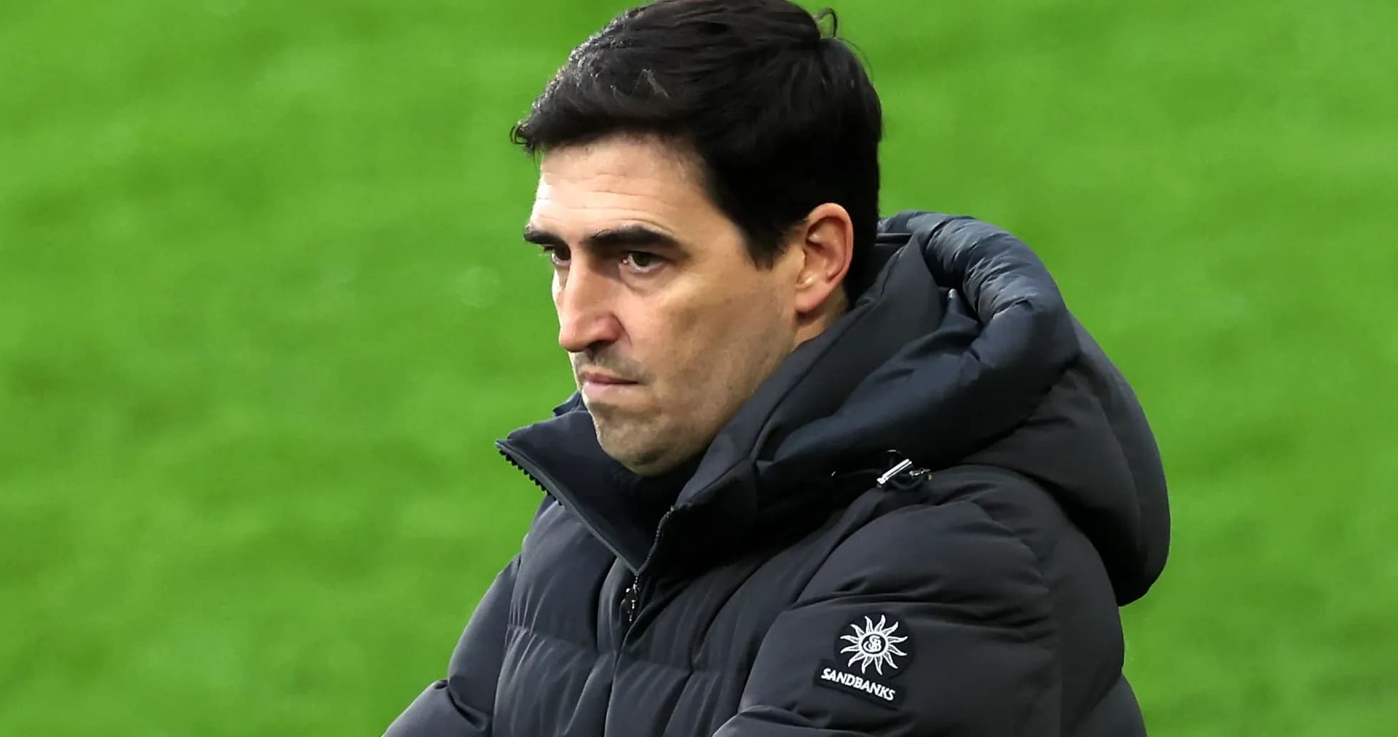 Entrenador observando el juego desde la línea lateral