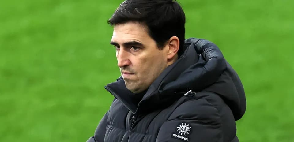 Entrenador observando el juego desde la línea lateral