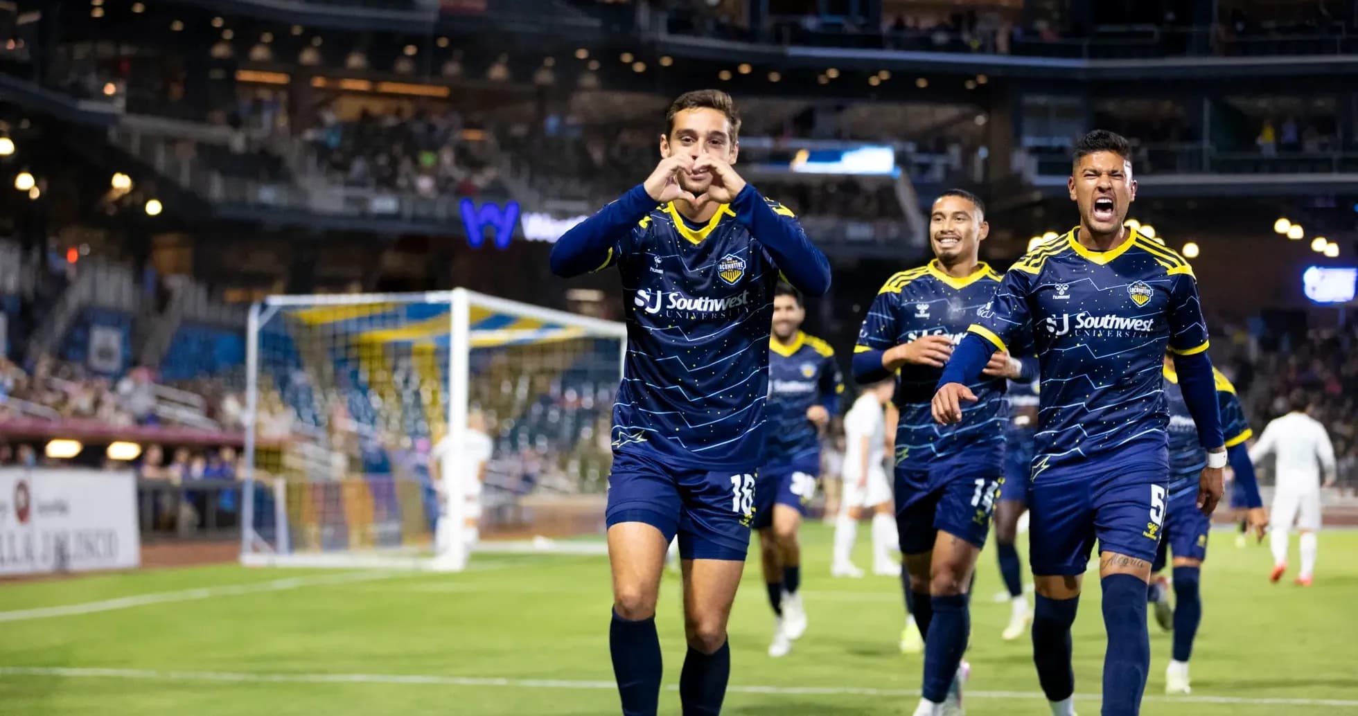 Jugadores del El Paso celebrando un gol