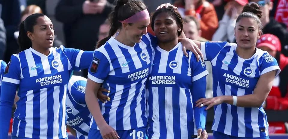 Jugadoras de Brighton celebrando un gol