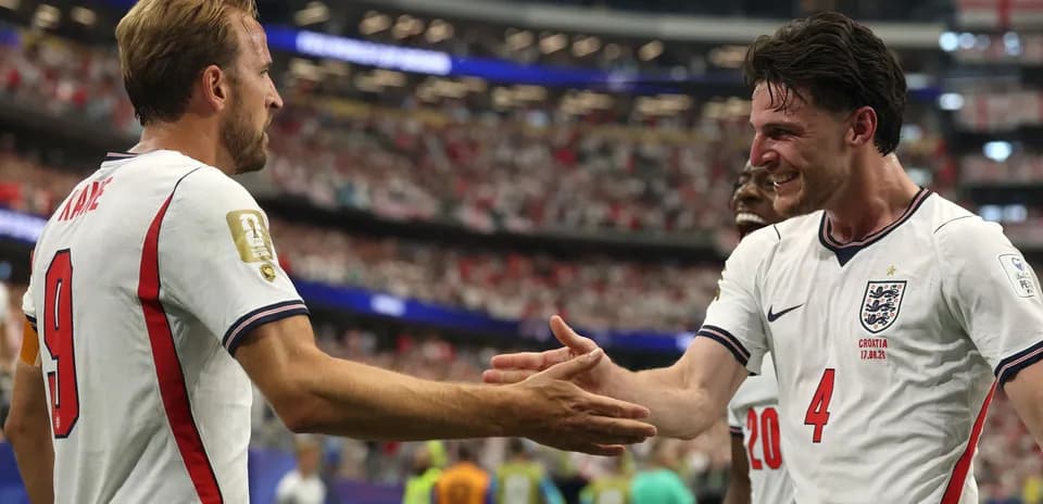 Harry Kane y Declan Rice celebrando en el campo