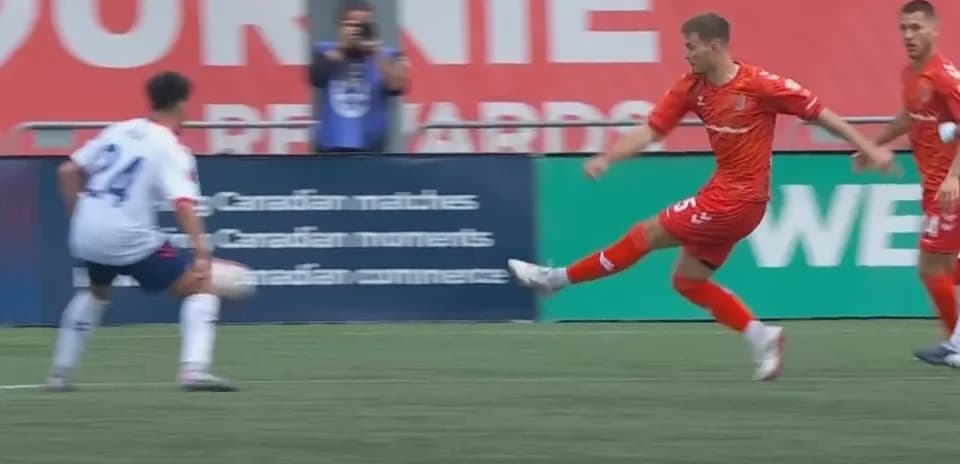 Jugador de Supra du Quebec en acción durante partido