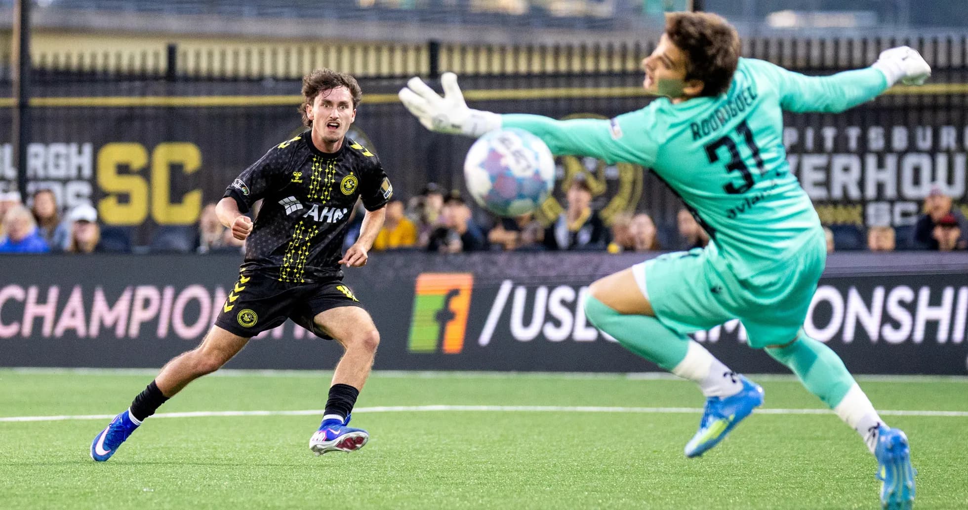 Jugador de Pittsburgh Riverhounds disparando a portería