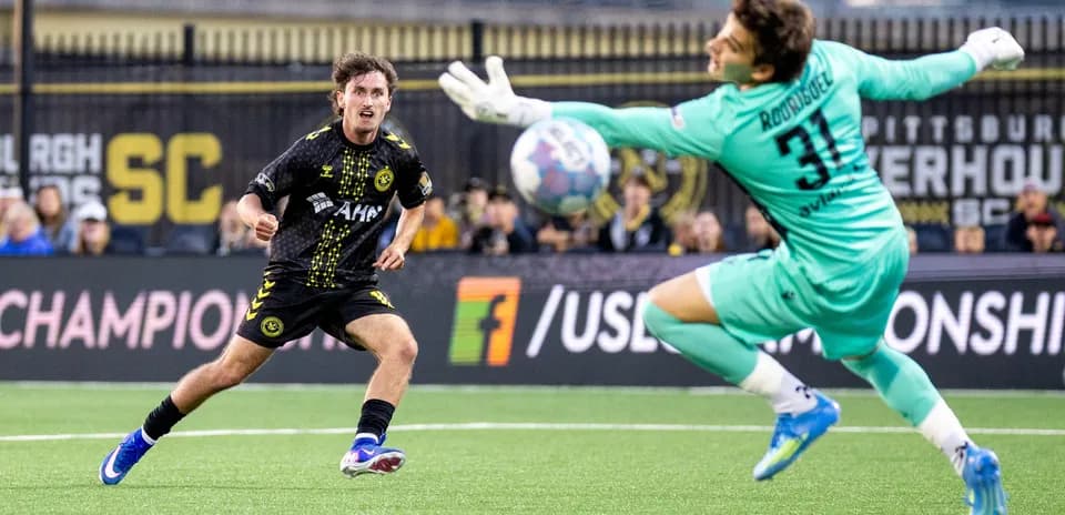 Jugador de Pittsburgh Riverhounds disparando a portería