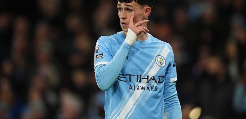 Jugador de Manchester City señalando durante el partido