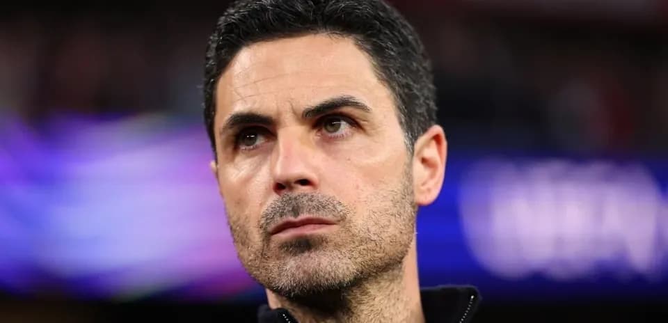 Entrenador en el banquillo durante el partido