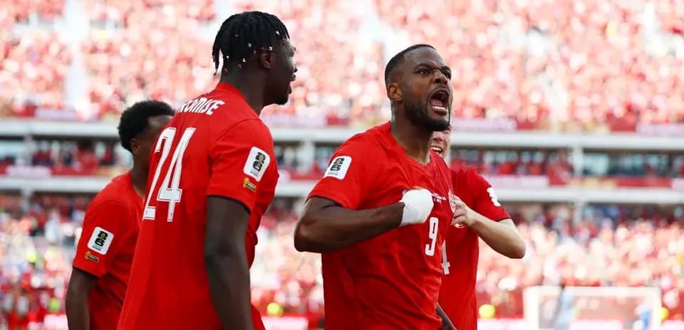 Jugadores de Canadá celebrando un gol
