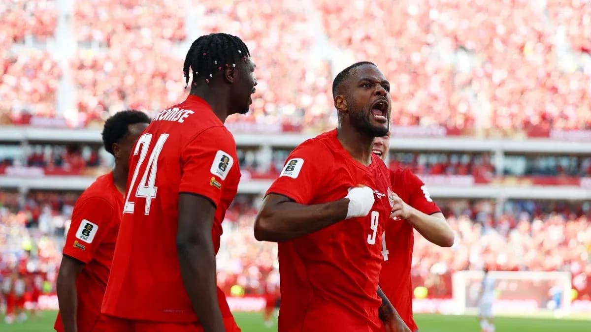 Jugadores de Canadá celebrando un gol