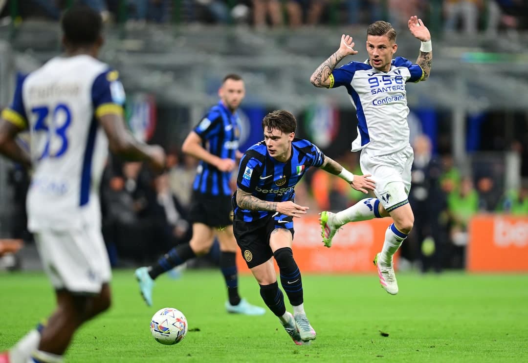 Jugador de Inter esquivando a defensor de Hellas Verona