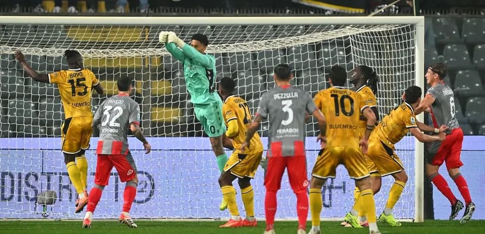 Portero despejando el balón en un partido