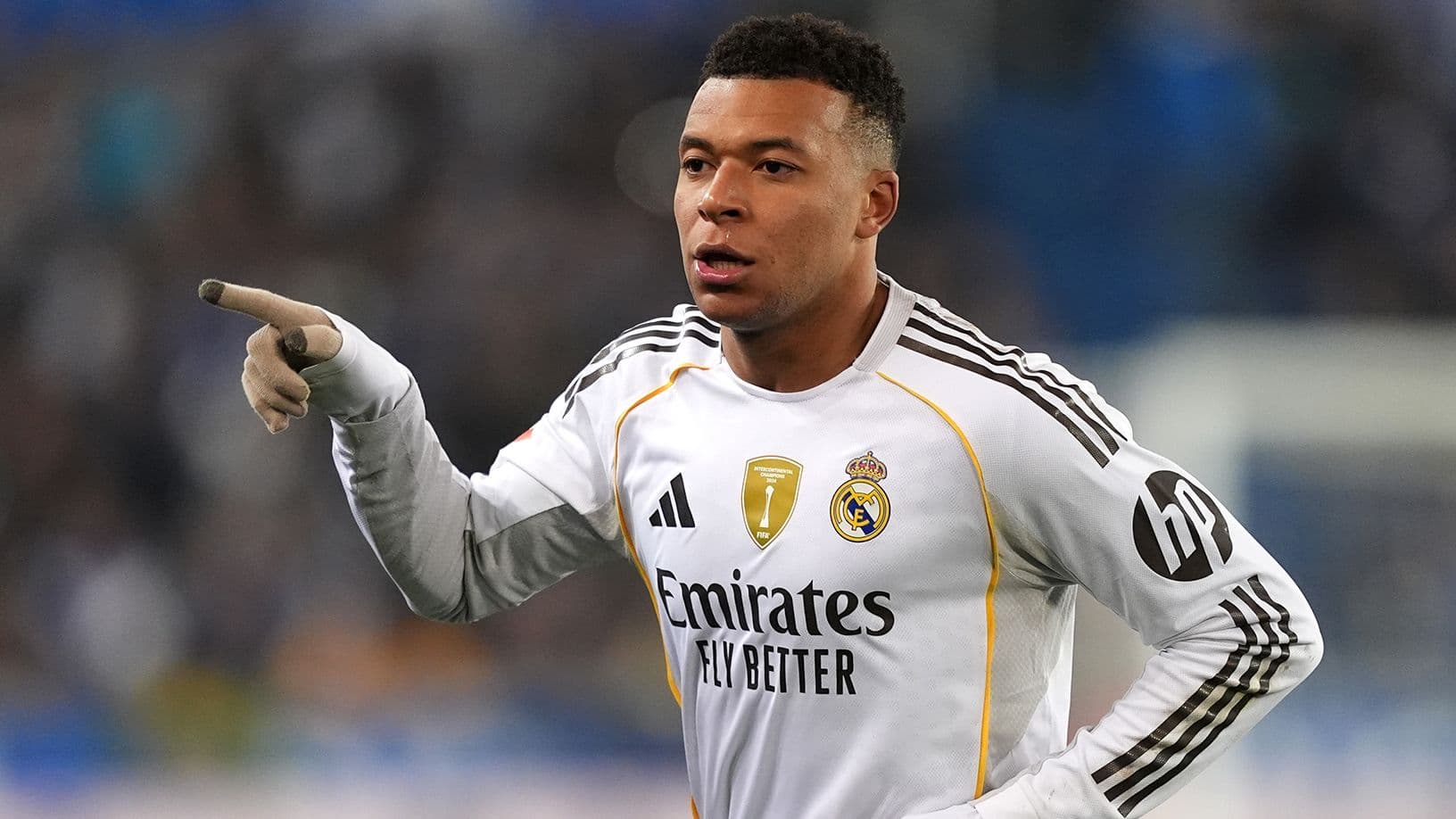 Jugador señalando durante un partido con Real Madrid