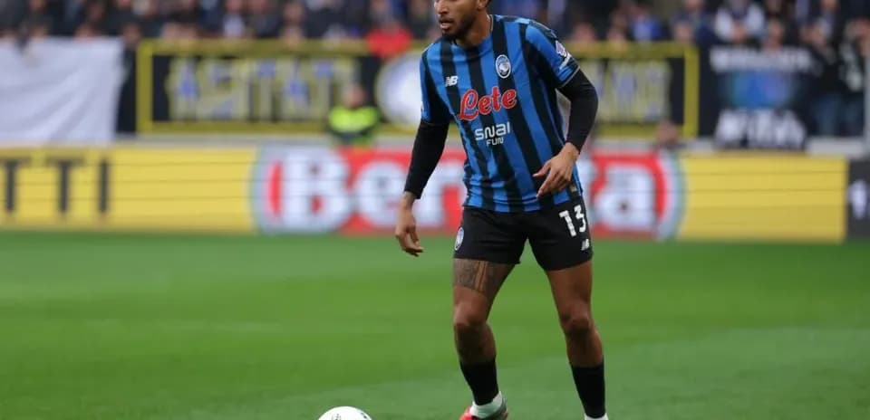 Jugador de Atalanta en acción durante el partido