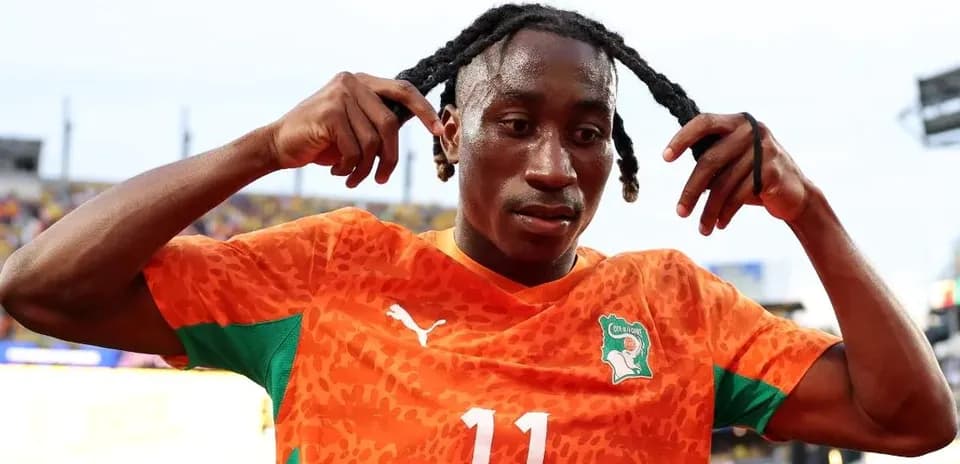 Jugador ajustando su cabello después del partido