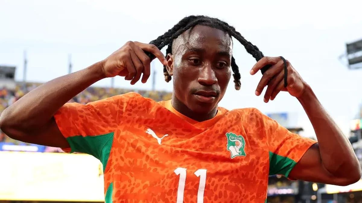 Jugador ajustando su cabello después del partido