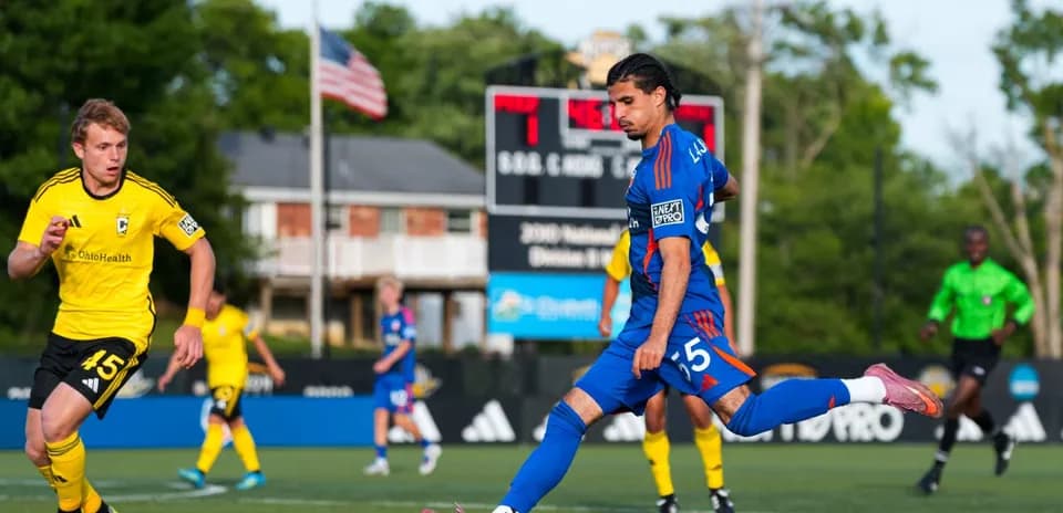 Jugador de FC Cincinnati II disparando a portería