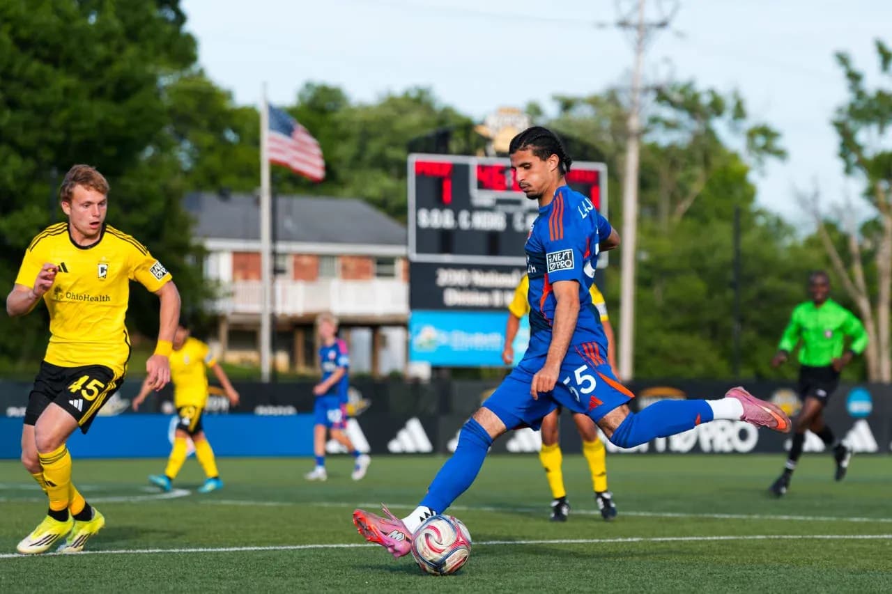 Jugador de FC Cincinnati II disparando a portería