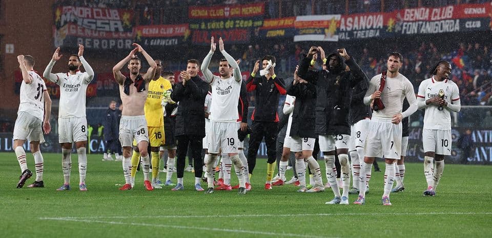 Jugadores del AC Milan celebrando con los aficionados
